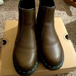 Dr. Martens 2976 Wanama Chelsea boot in DMS Olive UK 4/US 6